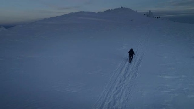 独自在山里。冬季旅行。鸟瞰图