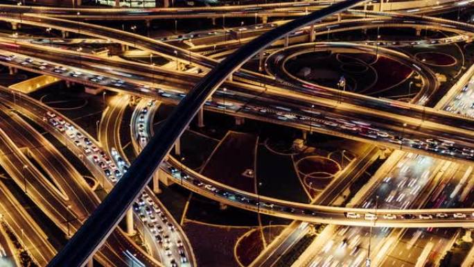 阿联酋迪拜夜间立交桥、地铁和城市交通的T/L MS PAN鸟瞰图