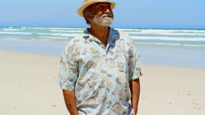 双手插在口袋里站在海滩上的活跃的非裔美国人的前视图4k