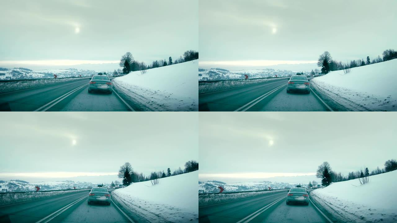 在路上。驾驶员的POV，看着积雪覆盖的世界