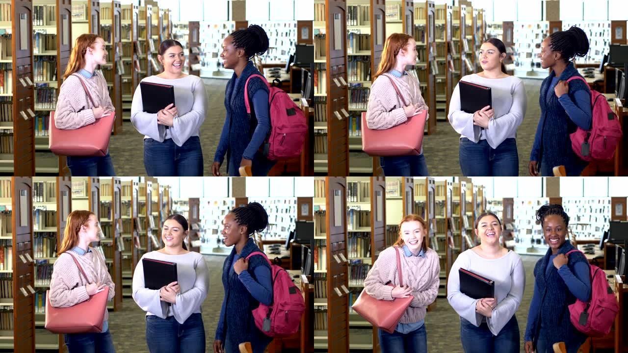 十几岁的女孩在高中图书馆交谈