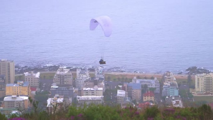 男子驾驶滑翔伞降落伞海边