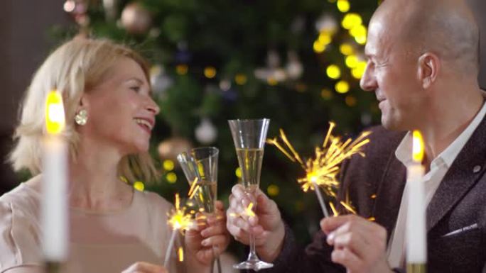 充满爱心的中年白人夫妇祝新年快乐