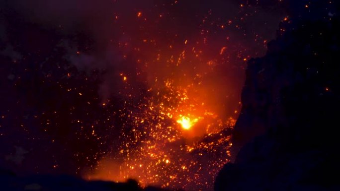 特写: 瓦努阿图火山口喷出的炽热岩浆。