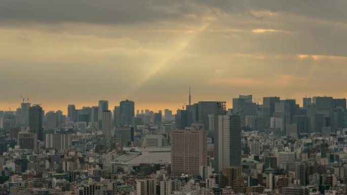 东京铁塔的4k时间流逝与各种建筑的城市景观和交通道路交叉口在日落时间的高峰时间有来自日本东京晴空塔东