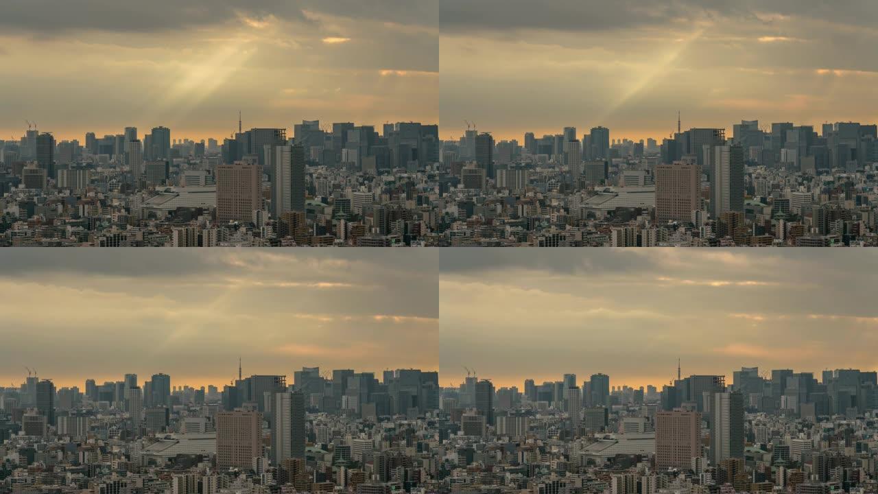 东京铁塔的4k时间流逝与各种建筑的城市景观和交通道路交叉口在日落时间的高峰时间有来自日本东京晴空塔东