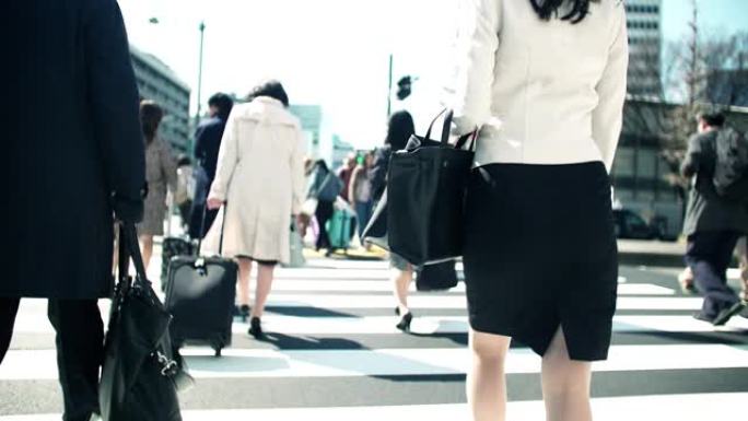 在东京商业区散步的日本女商人