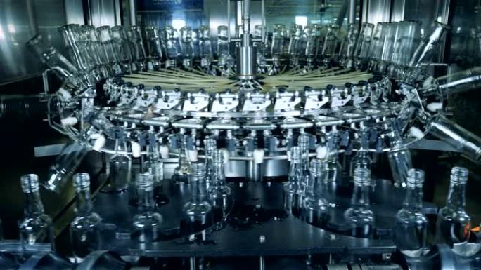 酒精生产工厂的自动化机器洗瓶。