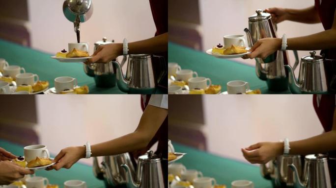 4k镜头的场景女服务员在会议室，咖啡休息时间和服务理念服务并倒入一杯茶和咖啡以及茶点或小吃
