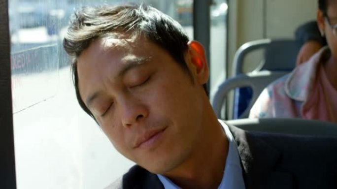 男性通勤者在4k公交车上睡觉