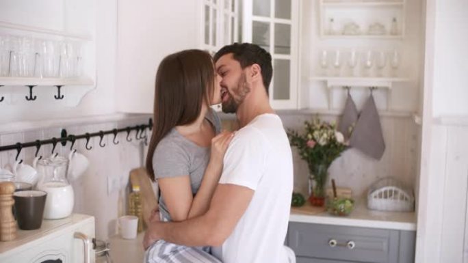 热情的情侣在厨房接吻
