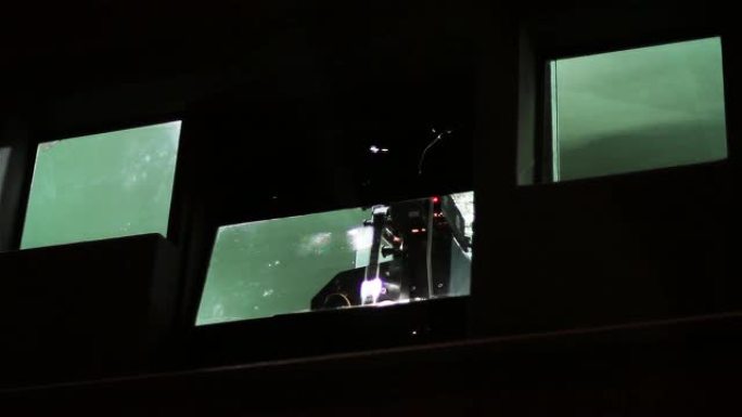 操作员将电影放在电影院的放映机中。