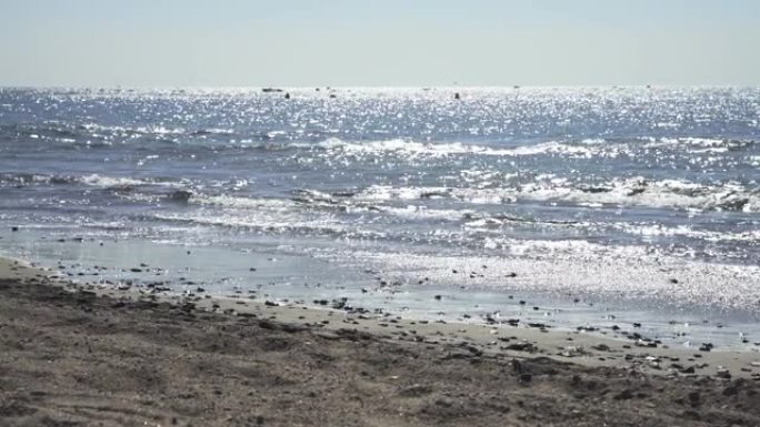 海浪压在沙子上