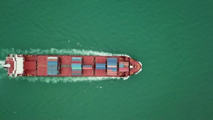 远洋集装箱船航拍，俯视图构图