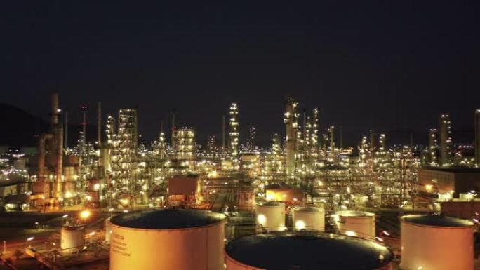 黄昏时炼油厂的鸟瞰图