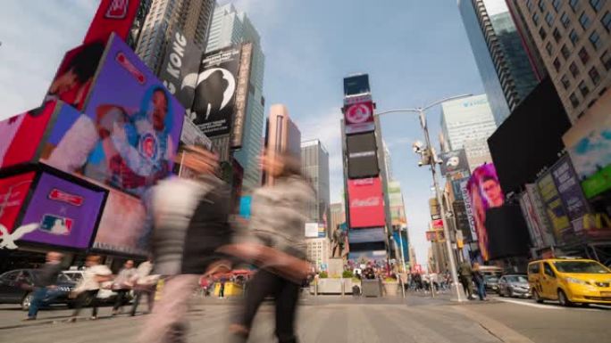 延时: 阳光明媚的日子里，游客在纽约时代广场拥挤