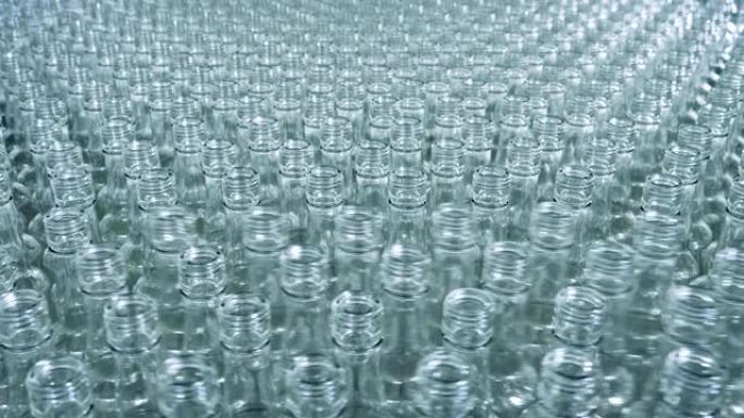 大量玻璃瓶一起移动的酿酒厂
