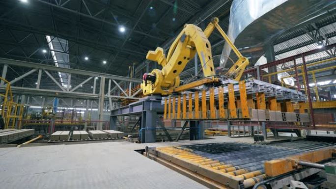 机器人机器在工厂移动砖块。
