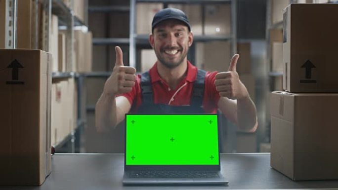 快乐的工作人员指向笔记本电脑，显示竖起大拇指和带有绿色模拟屏幕显示的笔记本电脑。