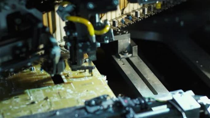 机器人机器用于PCB制造和微芯片在板上的应用，电子印刷电路板的组装和安装。