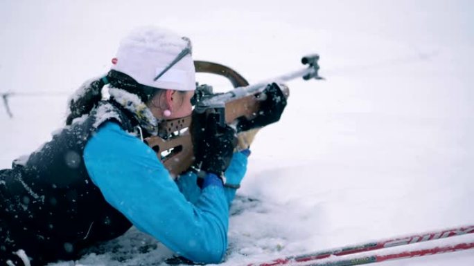 一名女运动员射击的雪地射击区