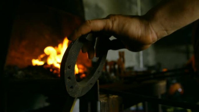4k火中的女性金属匠加热马蹄铁
