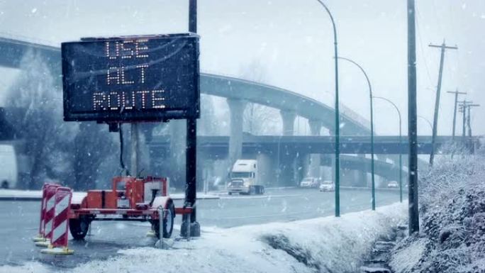 通过地铁在城市道路上下雪