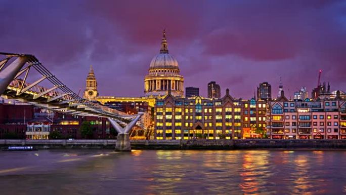 伦敦市上空的夜晚。泰晤士河。住宅楼。千禧桥。圣保罗大教堂