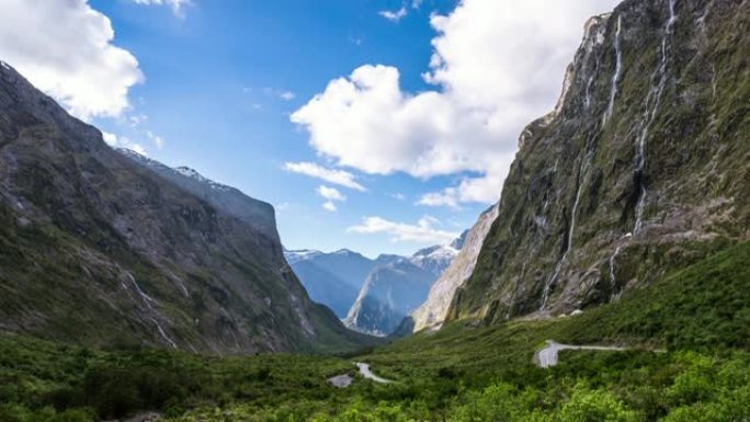 山地时光倒流蓝天白云山区山谷大峡谷