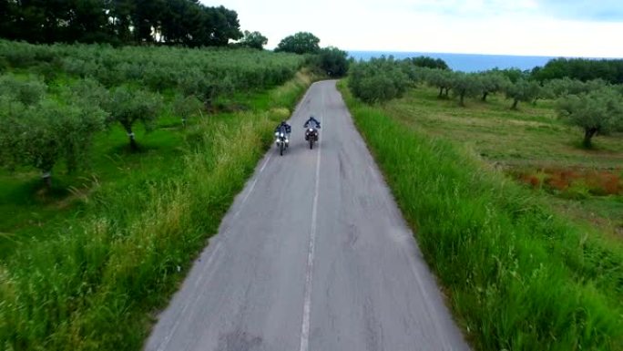 意大利，托斯卡纳的山丘，山区高速公路上的摩托车手的摄影车，玩得开心，享受道路。