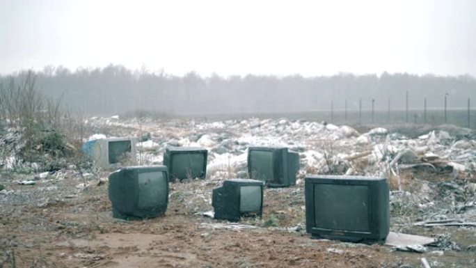 冬天有旧电视的垃圾填埋场。