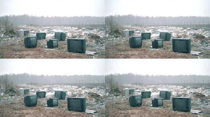 冬天有旧电视的垃圾填埋场。