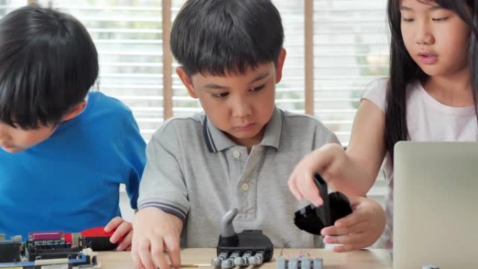 一群快乐的孩子在机器人学校上建造机器人。创造性的孩子在学校享受科学课。教育、儿童、技术、科学和人的概