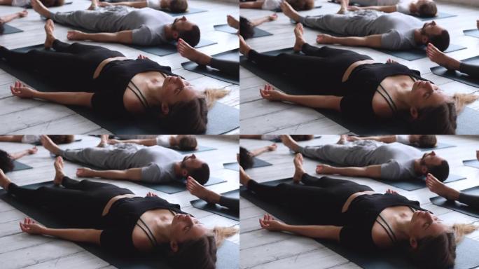 拥有多种族的白人妇女练习Savasana