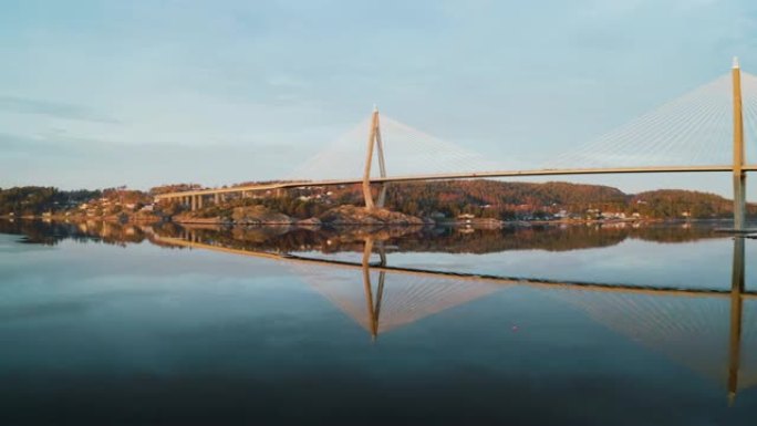 瑞典一座美丽的桥上的日落