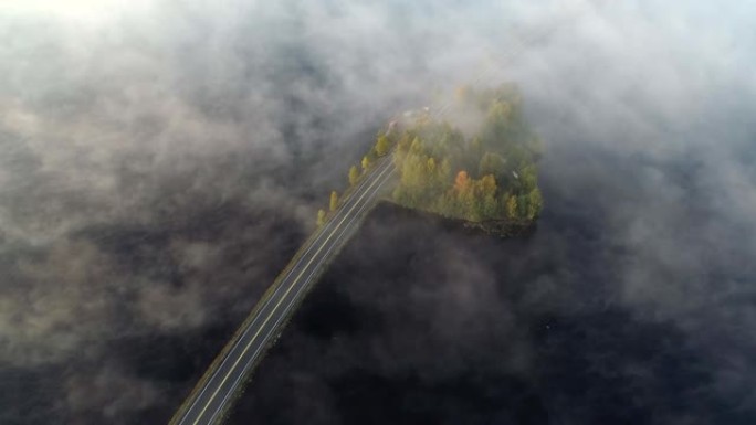 在罗瓦涅米附近的芬兰，有汽车和雾湖的高速公路上飞行