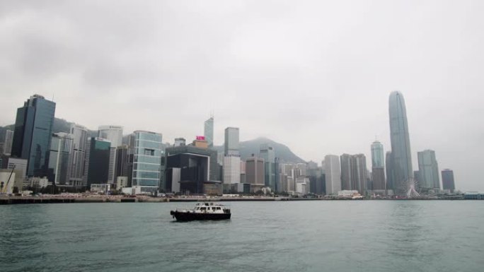 多云天空中海滨的香港景观。