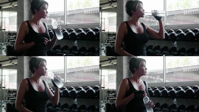 女人在健身房喝水体育活动喝水饮用水补水健
