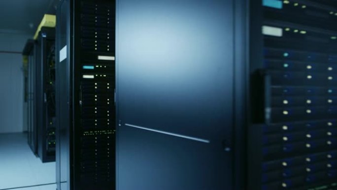 具有多行完全可操作的服务器机架的现代数据中心。现代高科技电信数据库超级计算机在一个房间里。在拐角处移