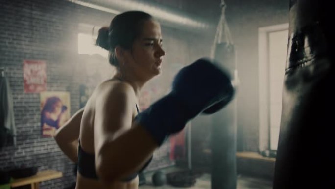 健身运动女性跆拳道运动员在阁楼健身房用激励海报锻炼时拳打脚踢。经过激烈的自卫训练，她筋疲力尽。