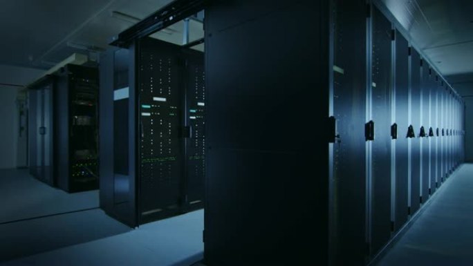 带有机架服务器行的工作数据中心的相机滑槽拍摄。Led灯闪烁，计算机正在工作。黑暗的环境光。