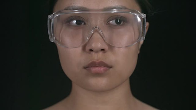 戴增强现实眼镜的女人