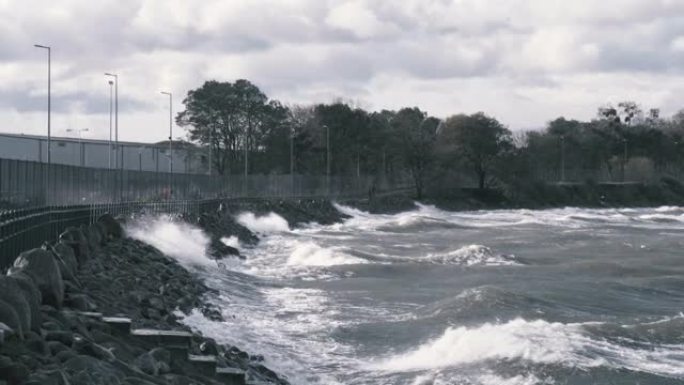 冬季风暴。海浪在海岸上破裂