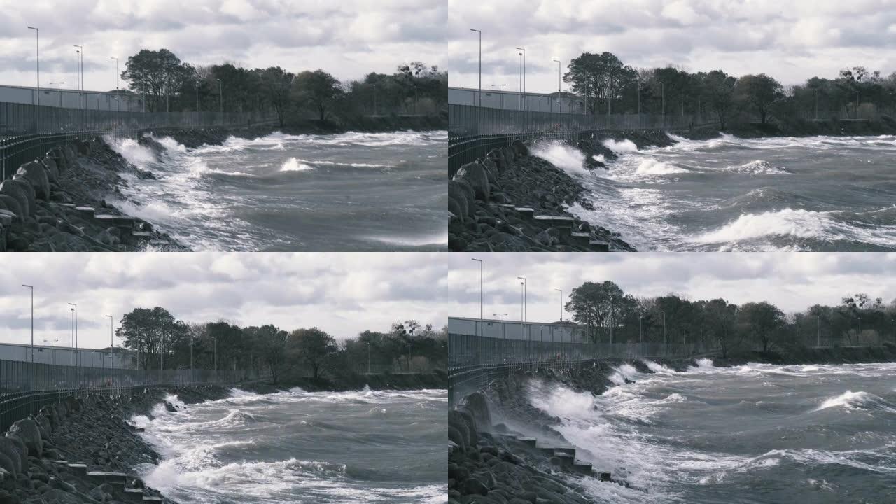 冬季风暴。海浪在海岸上破裂