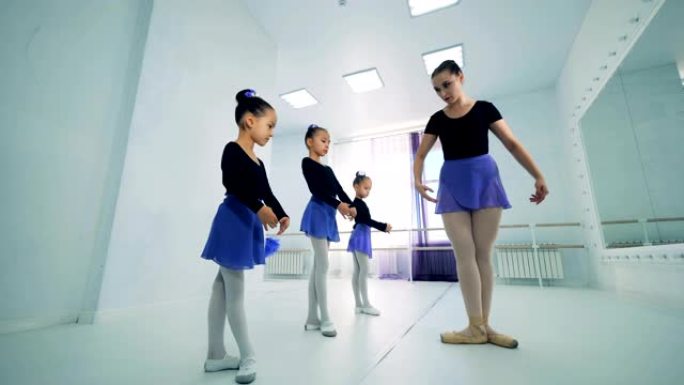 一位老师展示了芭蕾舞演员的位置。