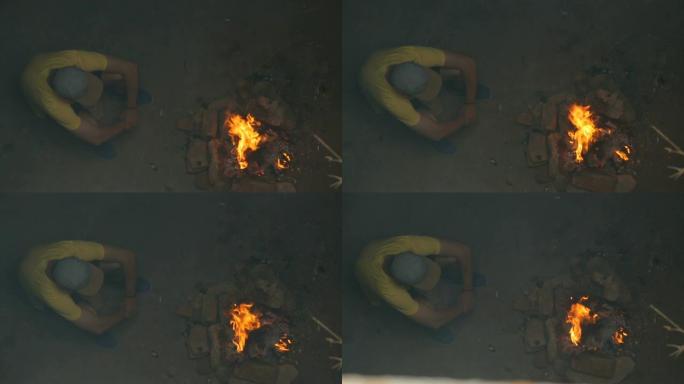 年轻人坐在篝火旁实拍视频素材
