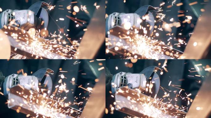 金属切割过程中会产生大量的研磨火花。圆锯在工厂切割金属。