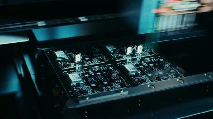 工厂机器在工作: 电子印刷电路板与自动化数控机械臂组装在一起，SMT将微芯片连接到主板。延时宏特写镜