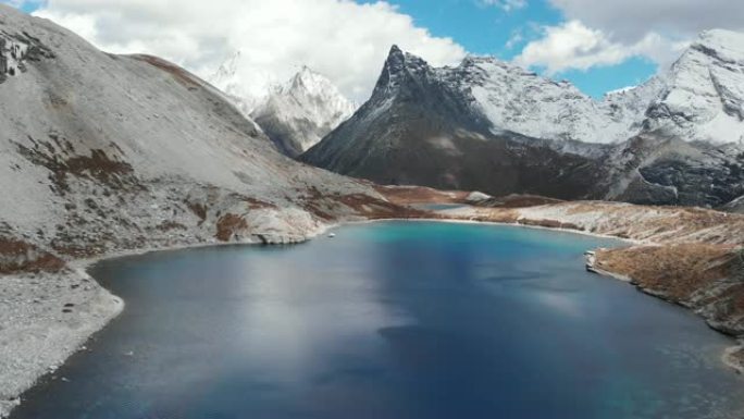 中国亚丁自然保护区五色湖的4k鸟瞰图和多莉镜头。