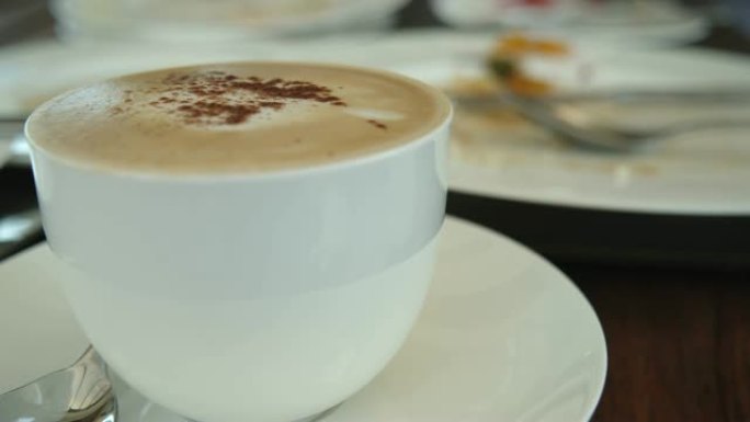 咖啡厅桌上一杯卡布奇诺咖啡的4k镜头